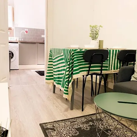 Apartment 1 - Stylish In A Shared House Sheffield